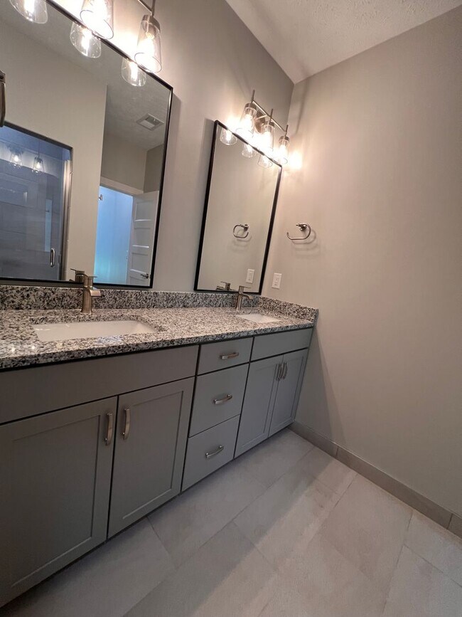 Building Photo - Luxury Living In Midtown near UNMC - 2bed 3bath + Garage