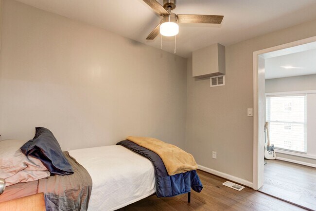 Building Photo - Trinidad Rowhome | 2 Bed | 1 Bath | 800 Sf | Large Fenced-In Front Porch & Fenced-in Backyard | 2...