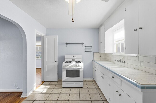 Building Photo - 2223 Singleton St