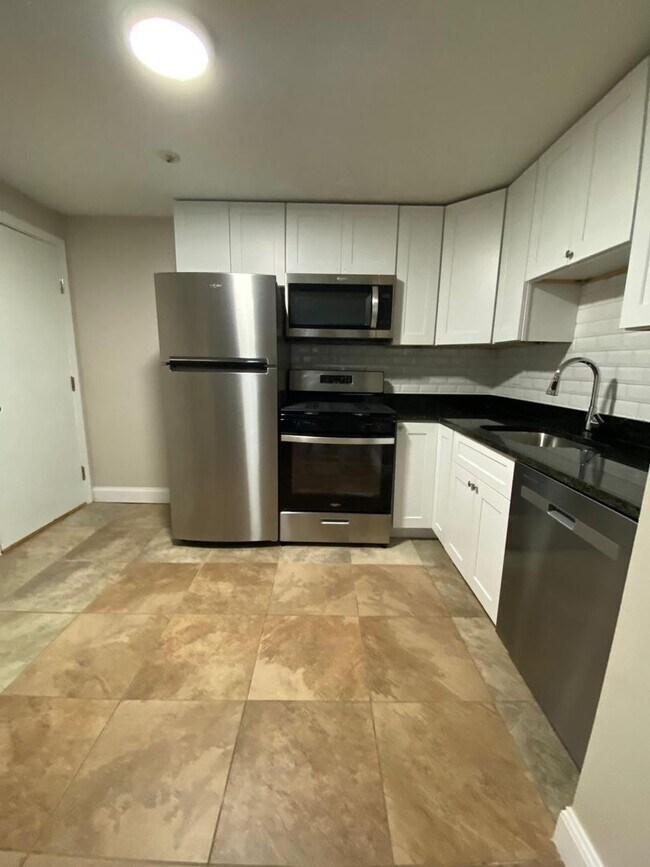 Building Photo - Fully Renovated 2 Bed with Heat, Hot Water...