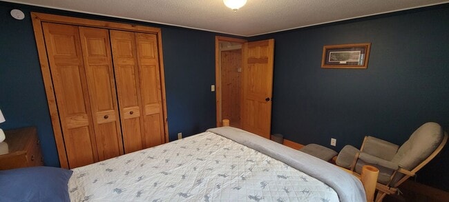 Building Photo - Fully Furnished 3 Bedroom Cabin