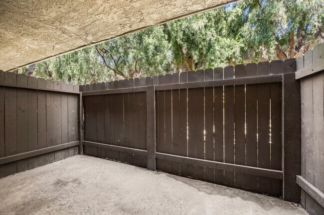 Building Photo - Spacious 2 Bedroom 2 Bathroom 3 Story Cond...