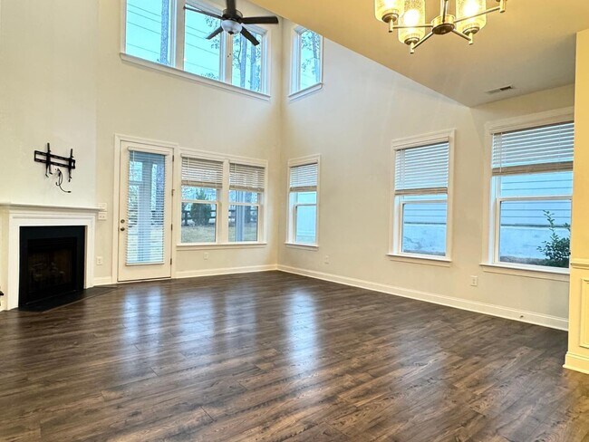Building Photo - 3 Bedroom End unit Townhome - Master Down