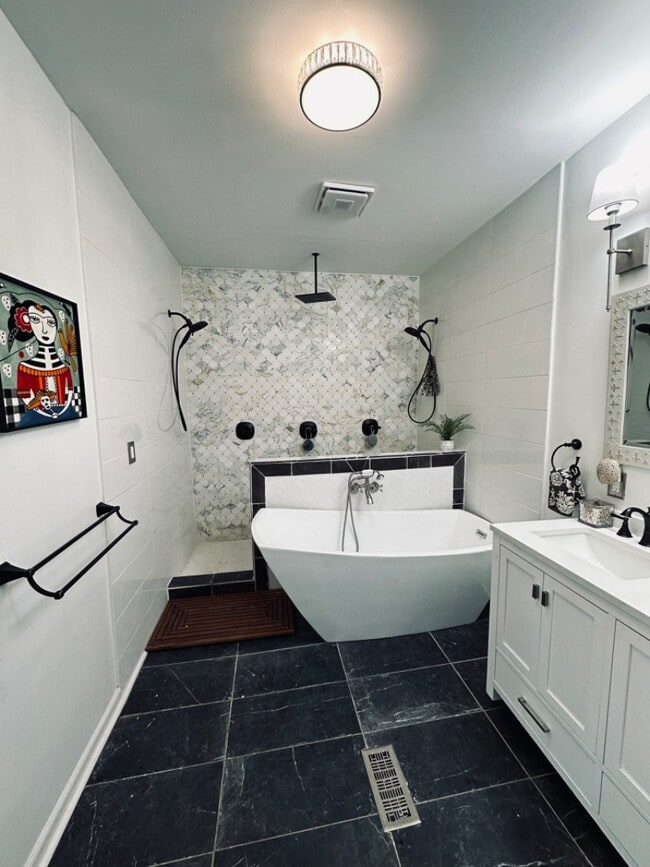 Building Photo - 2481 E Cloverdale Prk