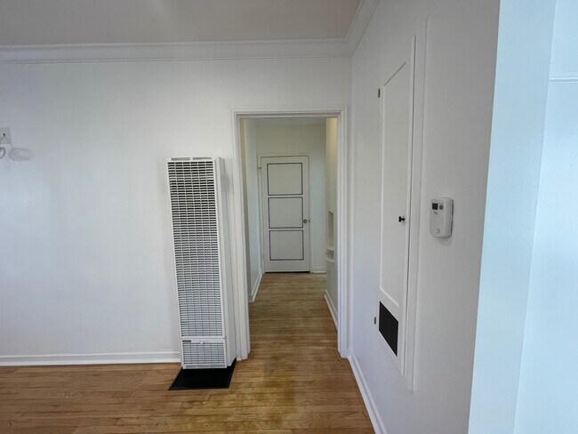 Building Photo - 11672 Oxnard St