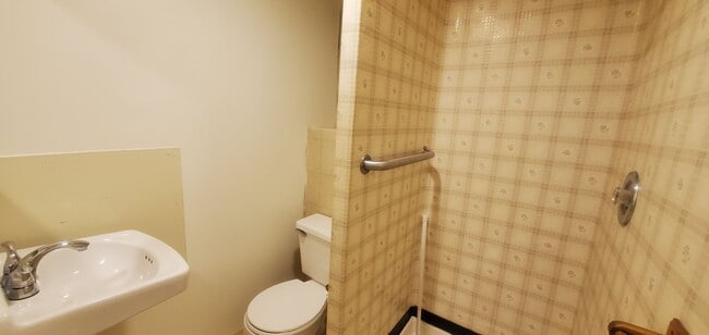 Building Photo - 3 & 4 Bedroom Units Just Steps from WWU
