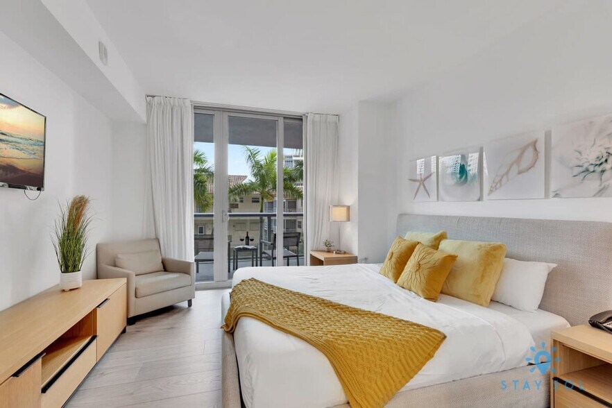 Building Photo - 2602 E Hallandale Beach Blvd