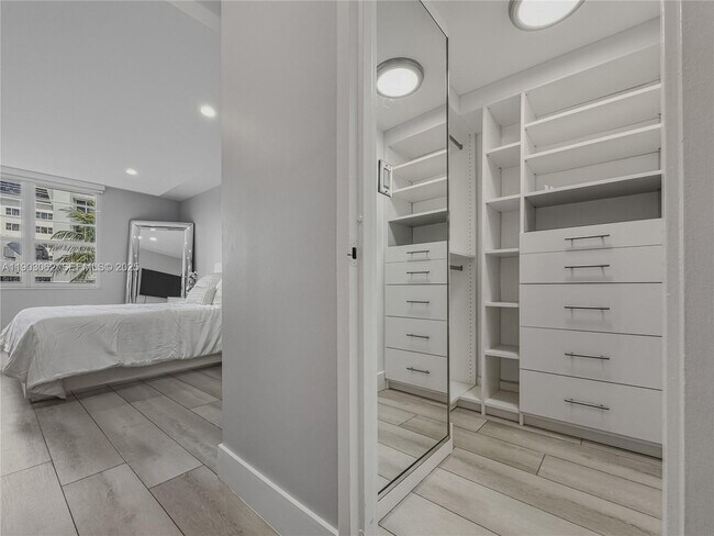 Building Photo - 100 Lincoln Rd