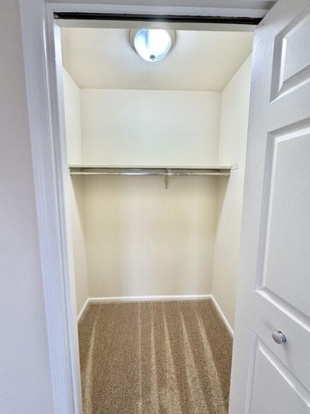 Building Photo - 700 Farmington Ave