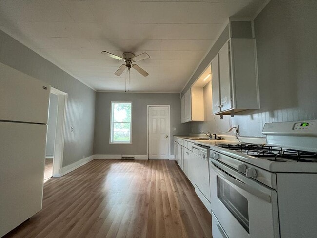 Building Photo - 415 E Broadway St