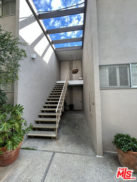 Building Photo - 833 Moraga Dr