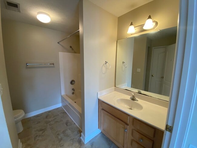 Building Photo - 2 bedroom/ 2 bath Woods of St Andrews condo available for rent in 40214 -  $1,200/month