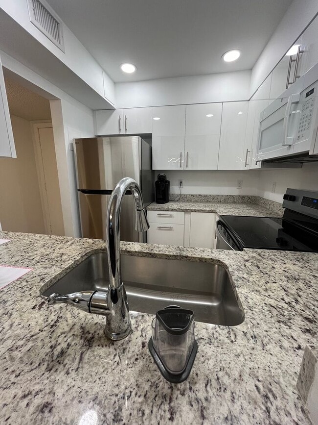 Building Photo - Newly Renovated 1/1 in Poppleton Creek--Partially furnished