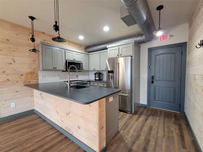 Building Photo - 550 E Main St