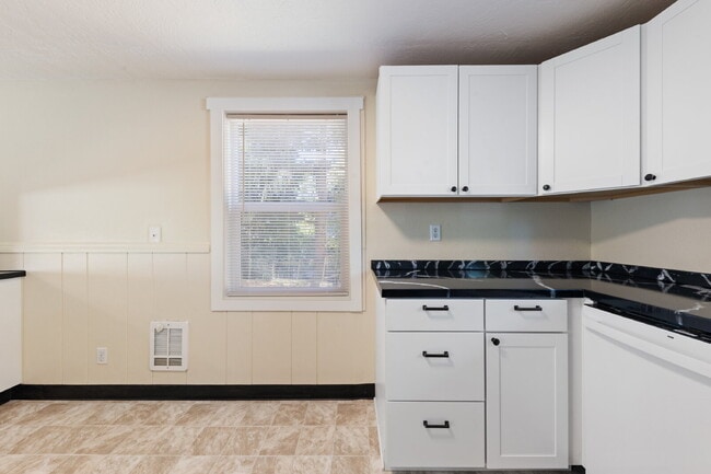 Building Photo - Updated 3 bedroom duplex