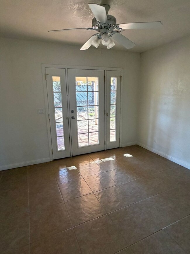 Building Photo - Charming 3 Bedroom with Huge Master Suite