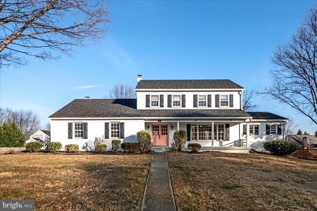 Building Photo - 641 W Country Club Dr