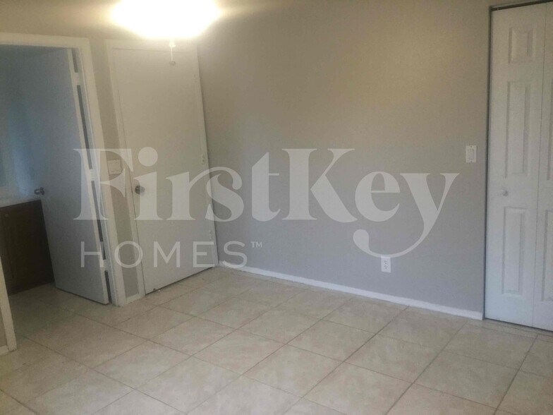 Building Photo - 6129 Moonbeam Dr