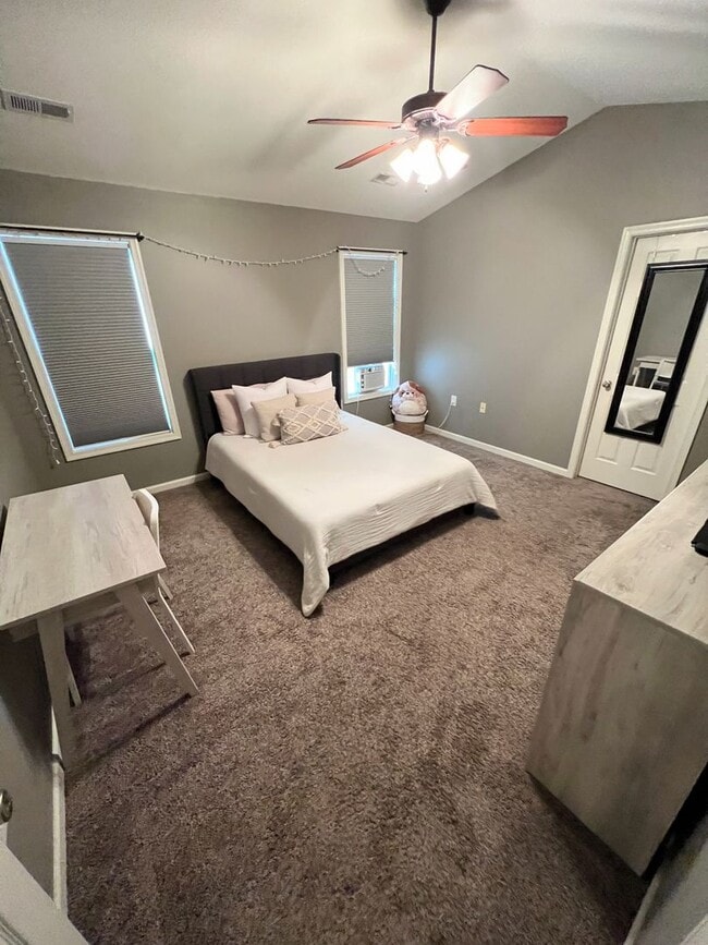 Building Photo - 4 Bedroom Town Home in Lynchburg
