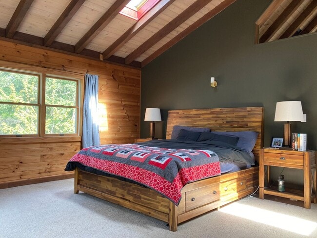 Building Photo - Pet-Friendly 3-Bedroom Home with Beach Access