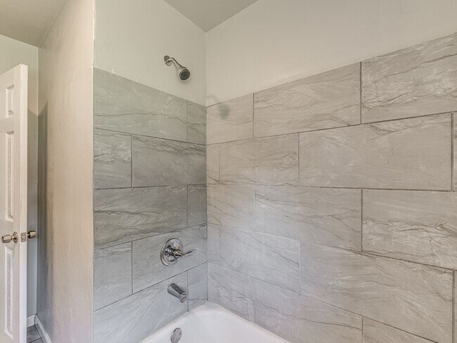 Building Photo - Charming Home + Balcony + Centrally Located in OKC + 3 bedrooms