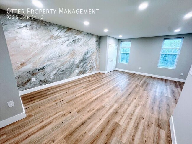 Building Photo - 926 S 15th St