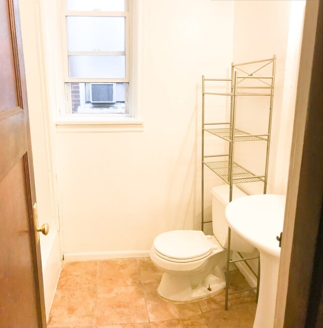 Building Photo - Newly Renovated 2 bed/1 bath! Ask About Our Move-in Special!