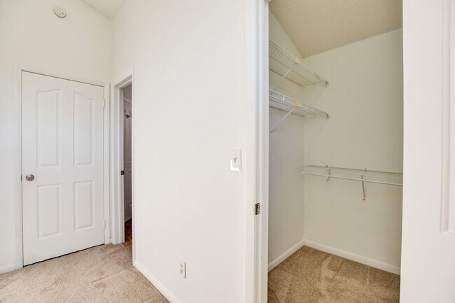 Building Photo - 2 Bedroom 1 full bath in Cedar Lakes