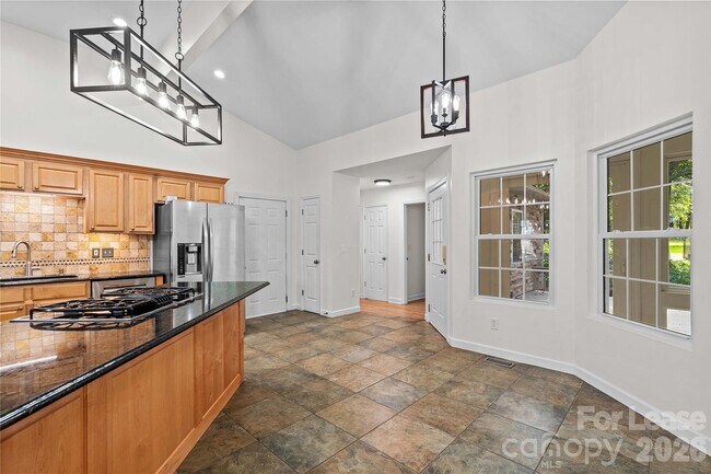 Building Photo - 5020 Fox Hollow Dr
