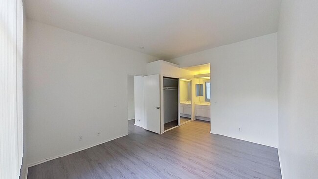 Building Photo - Remodeled 1 Bedroom 1 Bath Condo in Laguna...