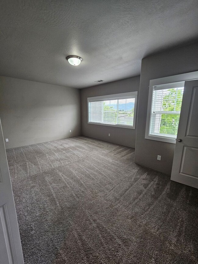Building Photo - Beautiful 3 Bedroom Townhouse! Won't Last!