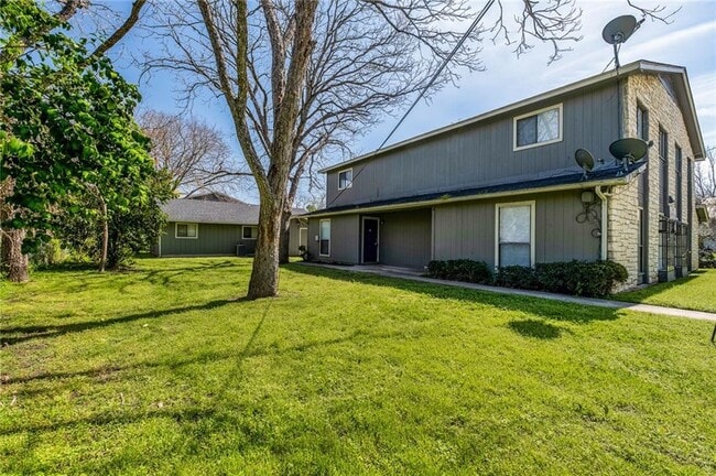 Building Photo - 200 Concho St