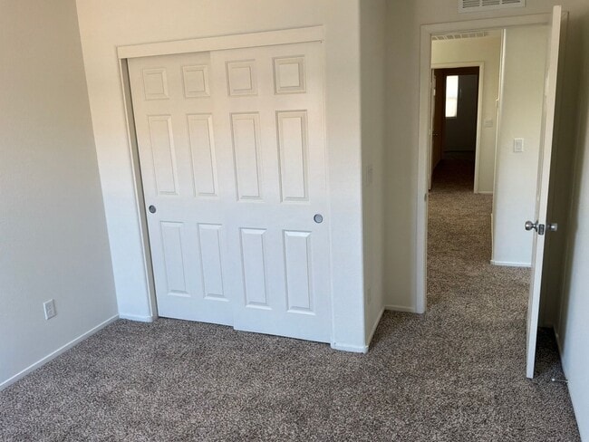 Building Photo - 2 Story detached home 3 bedrooms 2.5 bathrooms 2 car garage