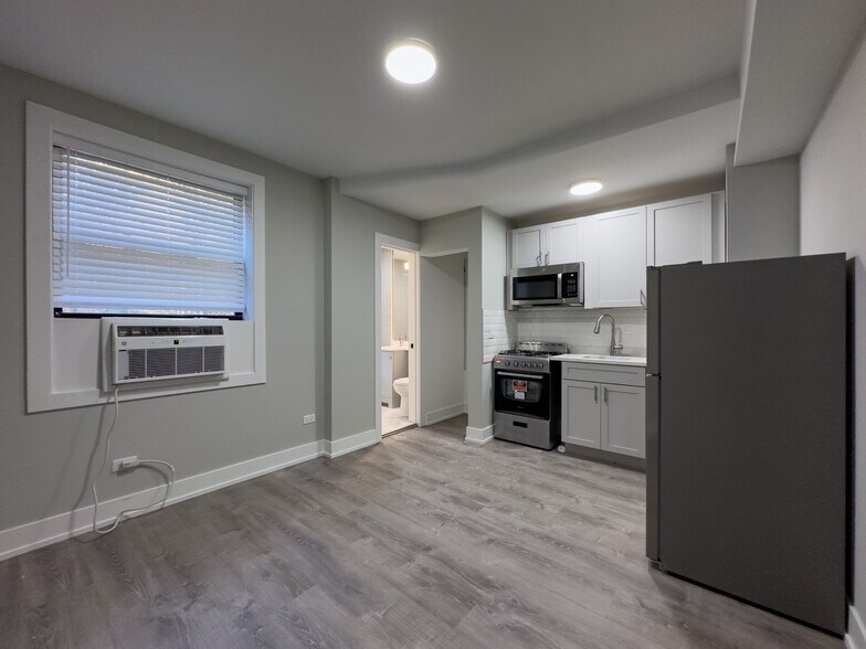 Building Photo - 510 W Belmont Ave