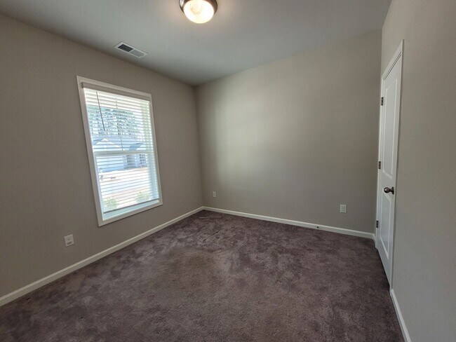 Building Photo - Spacious 4 Bedroom/ 3 Bathroom Home in Lovely Terrell - 2 Car Garage - Washer/Dryer and Lawn Main...