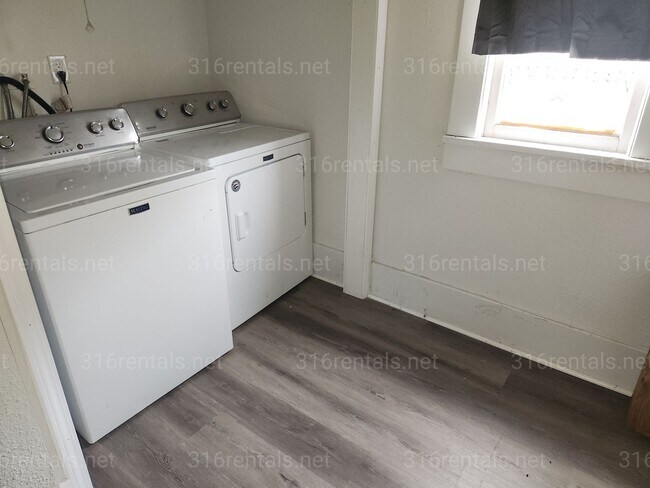 Building Photo - $1125- 3 bedroom / 2 bathroom - Single Family Home