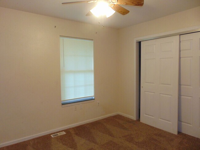 Building Photo - Nice 4 Bed 2 Bath Duplex In Valley Creek!