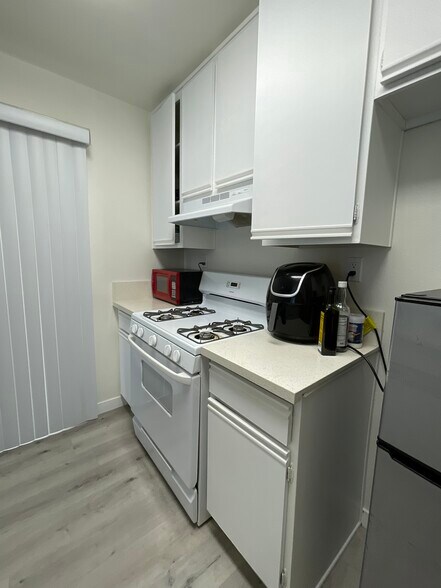 Building Photo - 112 S St Andrews Pl