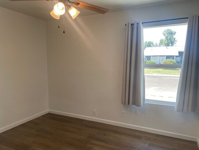 Building Photo - **** MOVE IN SPECIAL-FREE FIRST MONTH RENT...