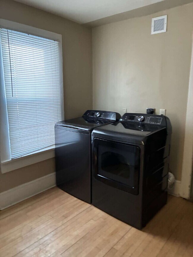 Building Photo - 4 Bed 2 Bath close to UWEC!