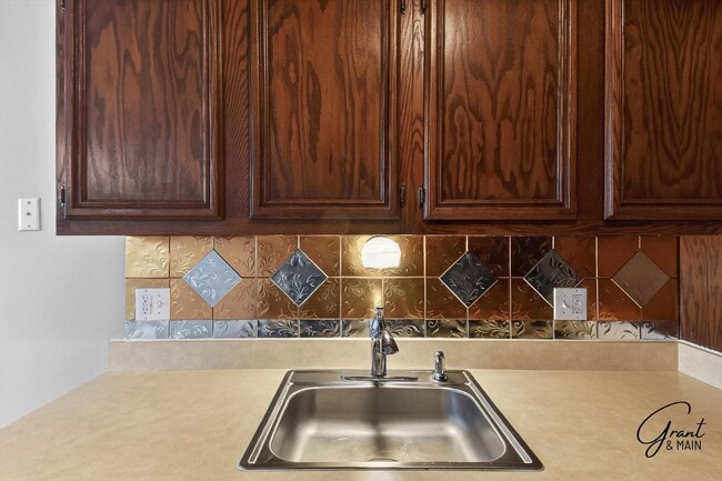 Building Photo - $1395 2 bedroom town house