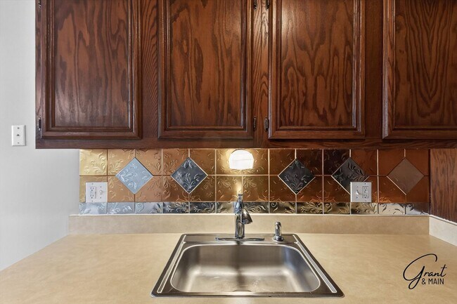Building Photo - $1450 2 bedroom town house