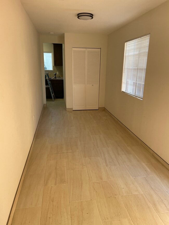 Building Photo - 114 W B St