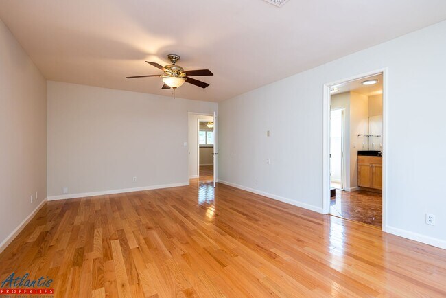 Building Photo - Gorgeous Home | Hardwood Flooring | A/C | Prime Location