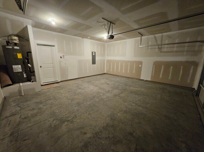 Building Photo - 128 Rosebush Ln