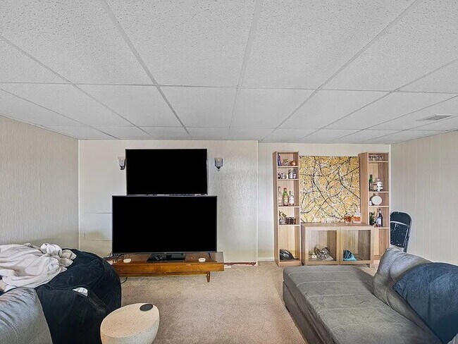 Building Photo - Your Pittsburgh home base available furnished or unfurnished.
