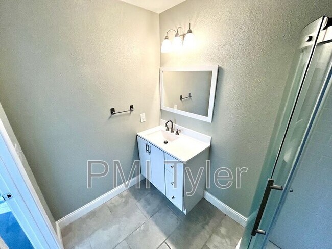 Building Photo - 223 Sunray St