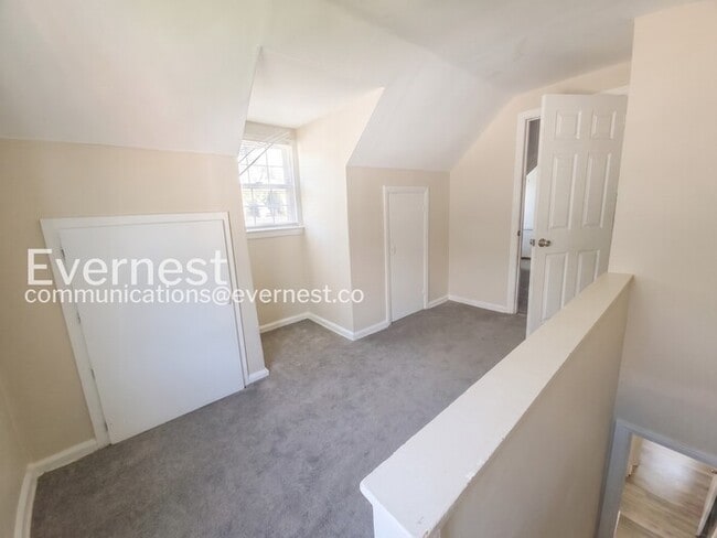 Building Photo - 3 Bed/2.5 Bath Home with Detached Garage / Pet-Friendly / Vouchers Accepted / Available Now!