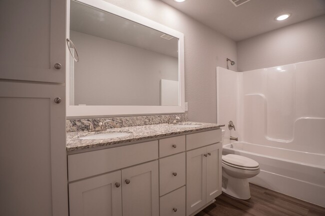 Building Photo - Beautiful 3 Bedroom 2 Bath Duplex!