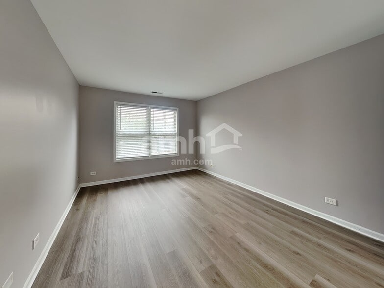 Building Photo - 2417 Deerfield Dr